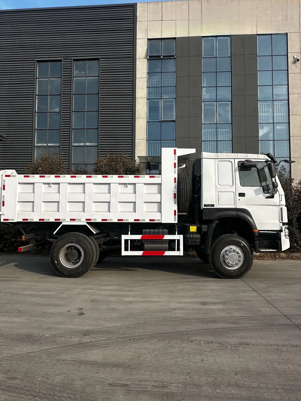 Used dump trucks for sale, full range of Chinese tippers available for export
