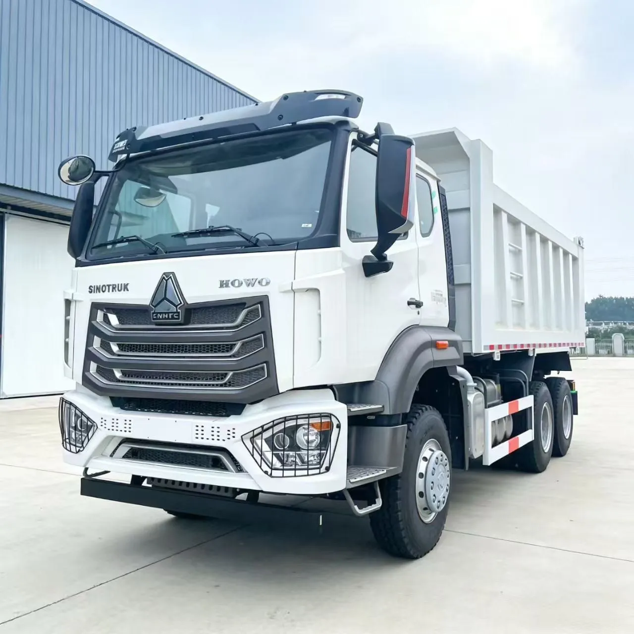 Used HOHAN 6x4 dump truck ready for export, showing tipper body and drive axles