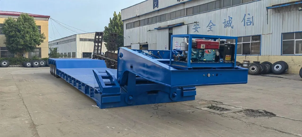 Used Chinese lowbed semi-trailer with drop deck for heavy machinery transport