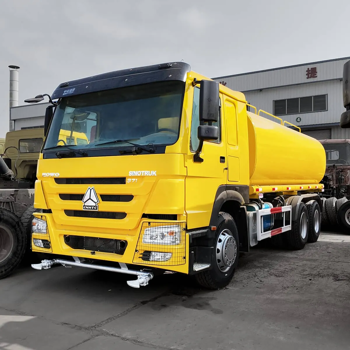 Used HOWO 6x4 water tanker truck with 15000 litre carbon steel tank, side jets and spray bar, ready for export
