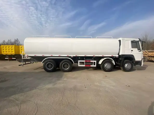 HOWO 4×2 tanker lorries for sale