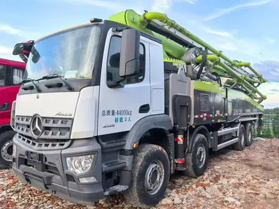 Zoomlion green 5-section boom mounted on Mercedes-Benz Arocs 8x4 chassis