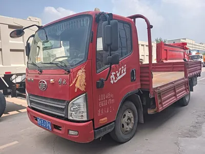 Camión ligero FAW Tiger VN 4x2 rojo con plataforma de barandas