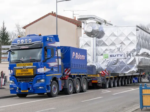 Heavy-haul 8×4 tractor unit for abnormal load transport