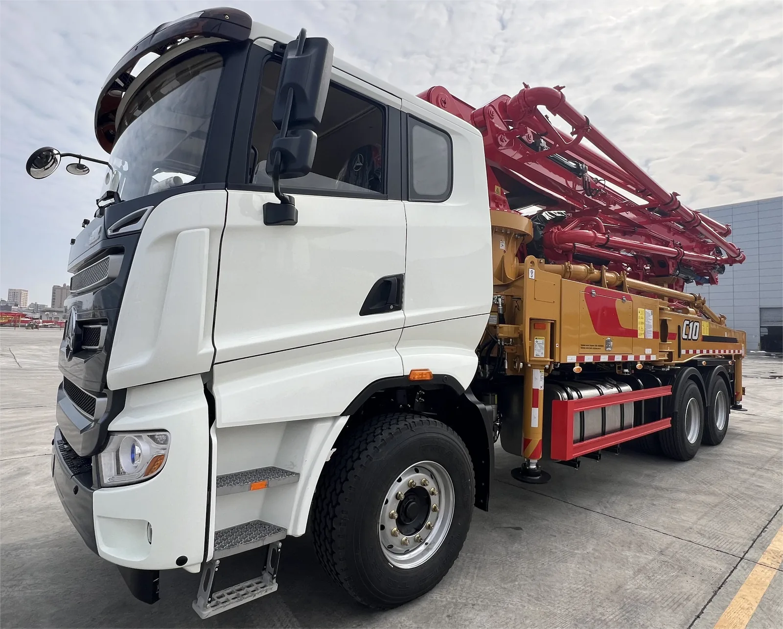 Refurbished SANY C10 used concrete pump truck for sale in export yard