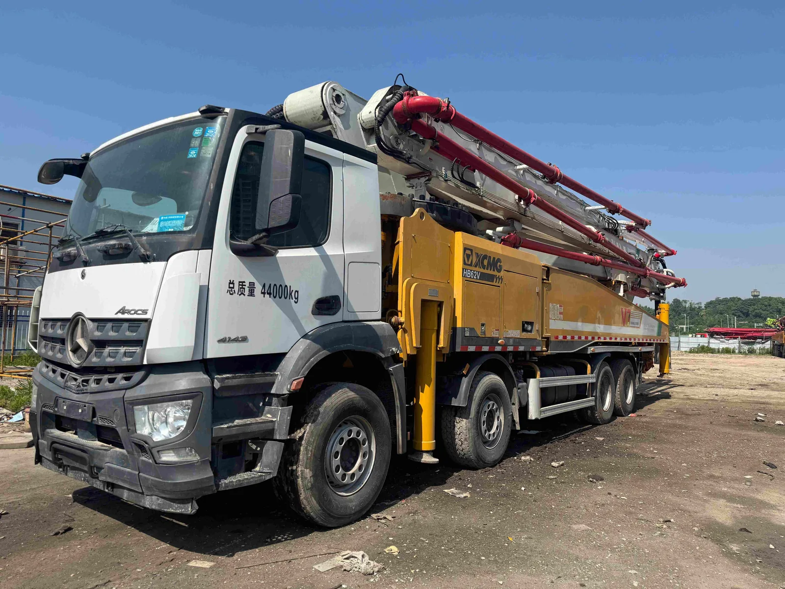 XCMG Schwing HB62V boom 62m pada sasis Mercedes-Benz Arocs 10x4 5 gandar