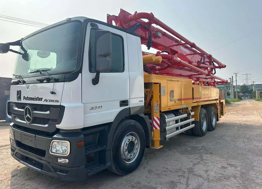 Zoomlion boom hijau 5 seksi di atas sasis Mercedes-Benz Arocs 8x4