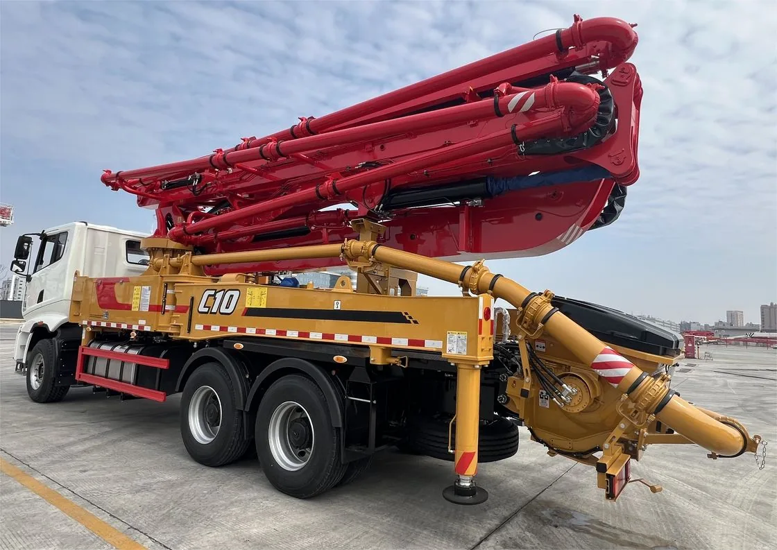 Boom merah SANY terbentang penuh saat uji beban outrigger